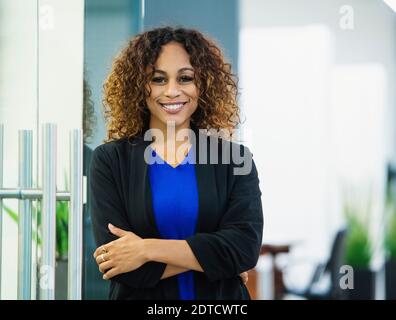 Porträt von lächelnden Geschäftsfrau im Büro Stockfoto