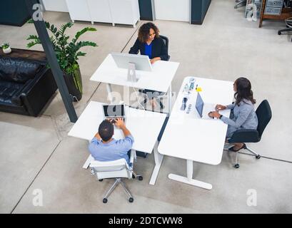 Menschen arbeiten im Büro Stockfoto