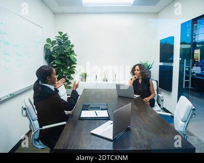 Zwei Unternehmerinnen, die im Büro arbeiten Stockfoto