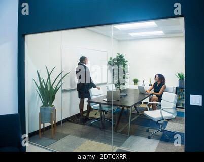 Zwei Unternehmerinnen, die im Büro arbeiten Stockfoto