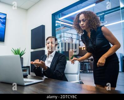 Zwei Unternehmerinnen, die im Büro arbeiten Stockfoto