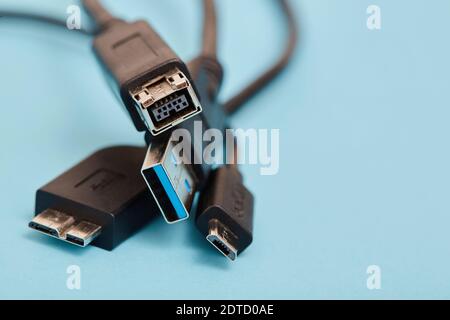 USB-Kabel auf blauem Hintergrund Stockfoto