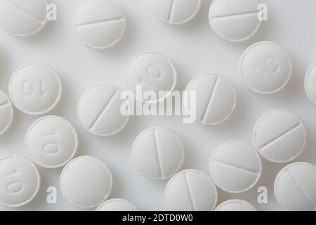 Pillen auf weißem Hintergrund Stockfoto