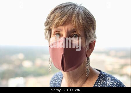 NEW NORMAL, EINE ÄLTERE FRAU MIT SCHÜTZENDER GESICHTSMASKE, ATLANTA, GA, USA Stockfoto