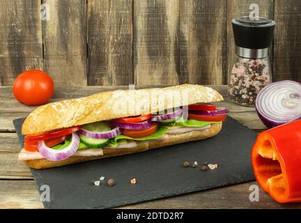 Sandwich mit Käse und Tomaten. Sandwich mit Schinken und Käse. Hintergrund Buderbrod mit Gemüse und balyk Stockfoto