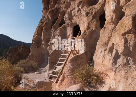 LEITER ZU KLIPPENWOHNUNGEN, BANDELIER NATIONALDENKMAL, LOS ALAMOS, NM, USA Stockfoto