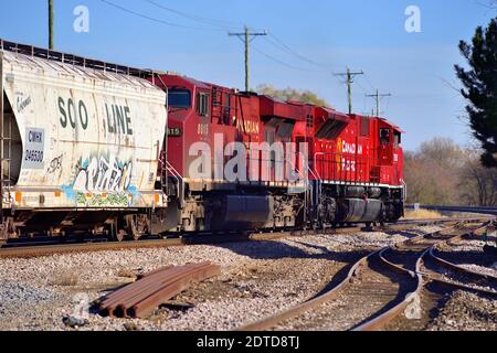 Bartlett, Illinois, USA. Ein Paar Canadian Pacific Railway Lokomotiven führen einen Güterzug ostwärts durch Bartlett, Illinois. Stockfoto