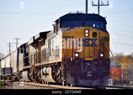 Bartlett, Illinois, USA. Ein Paar durchfahrbare CSX Transportlokomotiven führt einen Güterzug der Canadian Pacific Railway durch Bartlett, Stockfoto