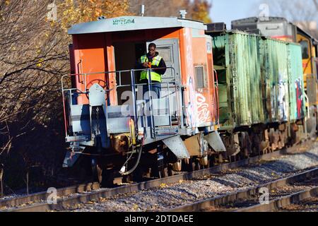 Winfield, Illinois, USA. Eine Union Pacific Wartung von Wegzug, der durch eine Kurve durch seine Kaboose geleitet wird und von einem Zugbesatzungsmitglied besetzt wird. Stockfoto