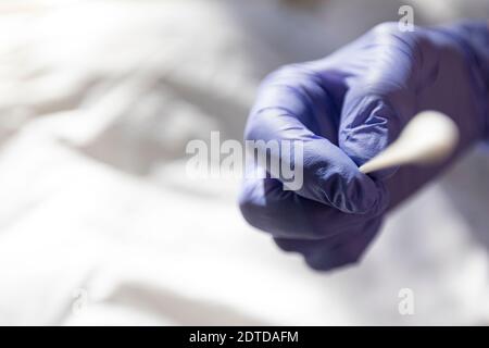 Nahaufnahme eines sterilen Tupfers mit Handschuhen für Covid -19 Prüfung Stockfoto