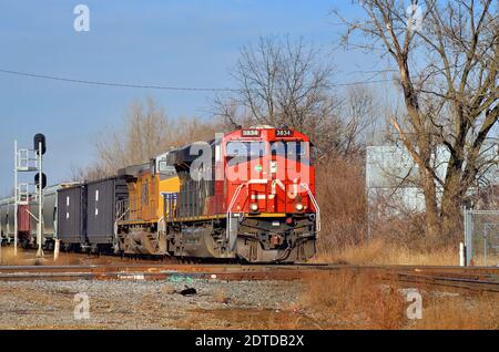 Bartlett, Illinois, USA. Eine Canadian National Railway Lokomotive vor einer Off-Road Union Pacific Einheit führen einen manifesten Güterzug. Stockfoto