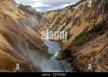 USA, Wyoming, Yellowstone National Park, Yellowstone River fließt durch den Grand Canyon im Yellowstone National Park Stockfoto