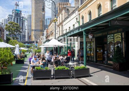 The Rocks Sydney Café und Blick auf die Wolkenkratzer Und Bürogebäude im Stadtzentrum von Sydney, NSW, Australien Stockfoto