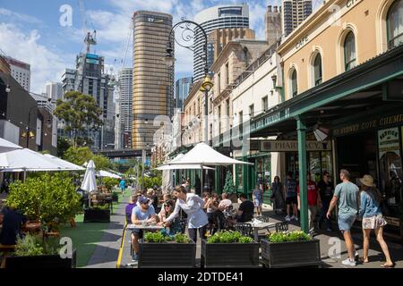 The Rocks Sydney Café und Blick auf die Wolkenkratzer Und Bürogebäude im Stadtzentrum von Sydney, NSW, Australien Stockfoto