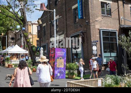 Weihnachten in der Rocks Gegend von Sydney, mit Weihnachtsmärkten in den Straßen und Weihnachtsdekorationen in den Straßen, Sydney, Australien Stockfoto