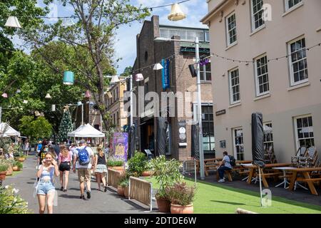 Weihnachten in der Rocks Gegend von Sydney, mit Weihnachtsmärkten in den Straßen und Weihnachtsdekorationen in den Straßen, Sydney, Australien Stockfoto