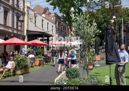 Weihnachten in der Rocks Gegend von Sydney, mit Weihnachtsmärkten in den Straßen und Weihnachtsdekorationen in den Straßen, Sydney, Australien Stockfoto