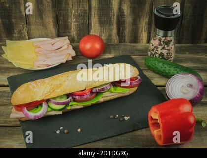 Sandwich mit einem Shred und Käse. Sandwich mit Schinken und Käse. Burger mit Gemüse und balyk Stockfoto