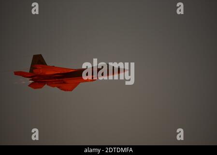 F-22 Raptor in Flugdemonstration mit tödlichen Fähigkeiten des weltweit führenden 5. Generation Kämpfer auf EAA AirVenture, Oshkosh, Wisconsin, USA Stockfoto