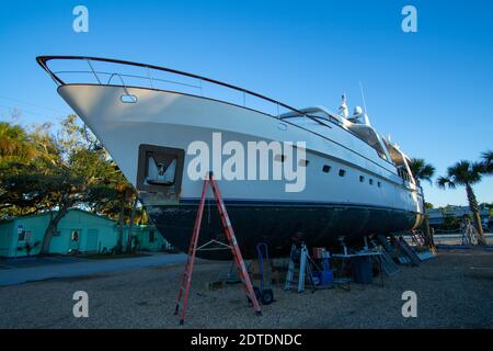 Dezember 2020, 17. Eine persönliche Yacht sitzt in einer Florida Bootswerft warten auf Wartung. Stockfoto