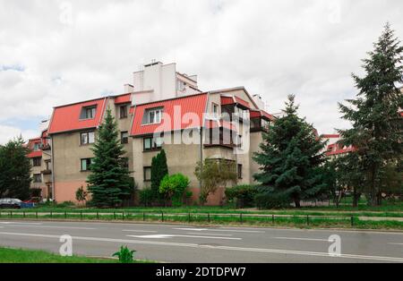 Warschau, Polen - 16. Juni 2020: Schönes gepflegtes Haus mit Blumen auf dem Balkon. Ein Beispiel für ein Dach mit Fenstern in Wohnzimmern Stockfoto