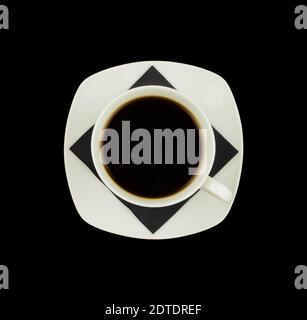 Schwarzer Kaffee in einer weißen Tasse und Untertasse auf einem schwarzen Isolat. Weiße Keramik Tasse und Untertasse und schwarzen Kaffee Draufsicht Stockfoto