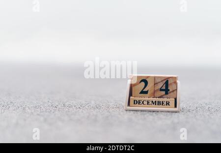 Holzziegelblock zeigen Datum und Monatskalender des 24. Dezember oder Christstmas Tag. Feier und Urlaub langes Wochenende Saison Konzept. Stockfoto