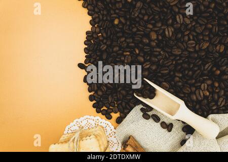 Kekse schöpfen Zimt-Kaffeesorten auf den Tisch. Draufsicht auf Elemente, die auf einem Tisch angeordnet sind Stockfoto