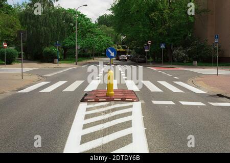 Wegweiser Umweg Hindernis auf der rechten Seite. Fahrtrichtungsanzeiger auf der Straße. Schild, das die Richtung zum Fahrer angibt Stockfoto