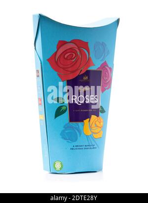 SWINDON, UK - 21. DEZEMBER 2020: Box mit Cadbury Roses auf weißem Hintergrund sind Roses eine Schokoladenkollektion von Cadbury. Stockfoto