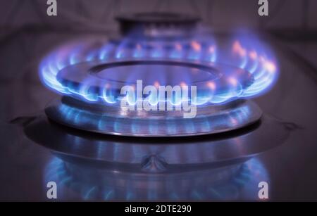 Brennender Gasbrenner brennt in blauer Flamme Stockfoto