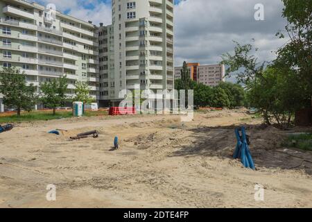 Warschau, Polen - 21. Juni 2020: Landschaftsbaustelle, Verlegen der Kommunikation im Boden. Verlegung von Wellrohren in den Boden Stockfoto
