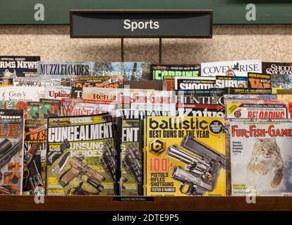 Sport- und Waffenzeitschriften in Regalen, Barnes and Noble, USA Stockfoto