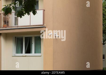 Überwachungskameras in einem Wohngebäude. Zwei Outdoor-Überwachungskameras an der Ecke des Hauses. Video-Tracking-System Stockfoto