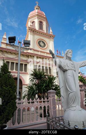 Das 18. Jahrhundert portugiesischen erbaute Kirche Santa Cruz in Bangkok, Thailand, neben dem Chao Phraya Fluss in einem ehemaligen christlichen Enklave Stockfoto