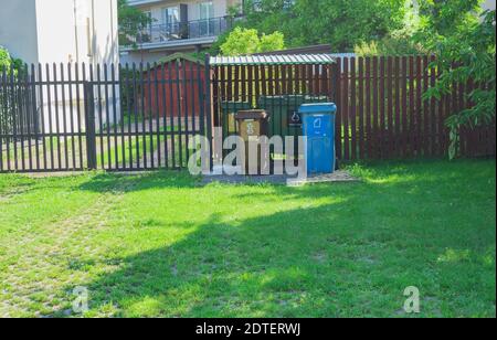 Tanks für die Sortierung von Müll. Abfallrecycling Stockfoto
