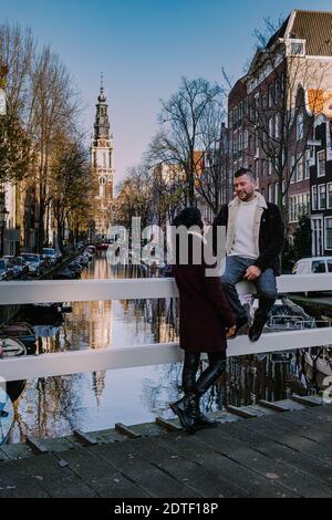 Amsterdam Kanal mit Blick auf die Zuiderkerk Amsterdam Kirche Kanalseite Niederlande. Europa, Paar auf Städtereise in Amsterdam Holland Stockfoto