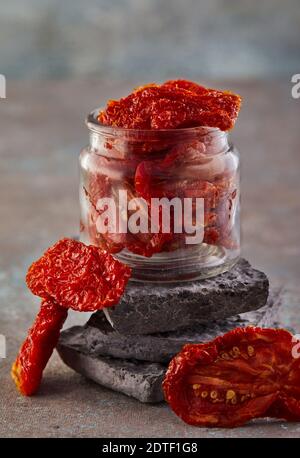 Fermentierte vegetarische Konserven Konzept. Eingelegte getrocknete Tomaten in einem Glas. Das Konzept der Konserven Stockfoto
