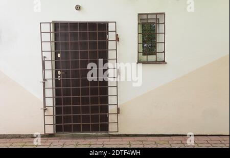 Metallstangen an Türen und Fenstern. Schutzgitter an Fenstern und Türen Stockfoto