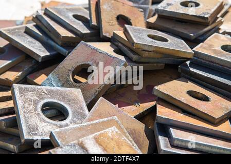 Quadratische Stahlknüppel mit rundem Loch nach dem Plasmaschneiden. Stockfoto