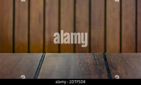 Holztischhintergrund, Holzperspektive auf verschwommenem Hintergrund, Tisch für Produktdisplay, leere Holztheke für Modellbau, Schablone oder Produkt Stockfoto