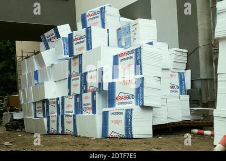 Warschau, Polen - 21. Juli 2020: Styropor wird auf einer Baustelle in einem Stapel gestapelt. Polyschaum zur Isolierung von Gebäuden und Wohngebäuden Stockfoto