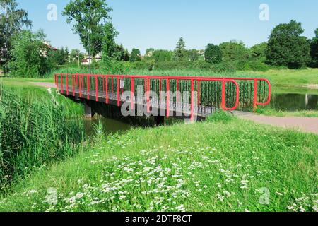 Rote Metallbrücke über den Fluss. Landschaft und Landschaft Stockfoto