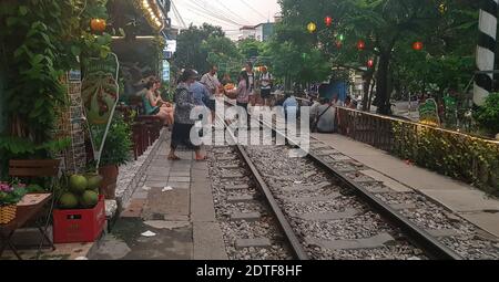 Hanoi, Vietnam; 9 AUG, 2019: Blick auf die Bahnstraße in der Altstadt von Hanoi. Vietnam Hanoi Train Street ist eine beliebte Attraktion. Stockfoto