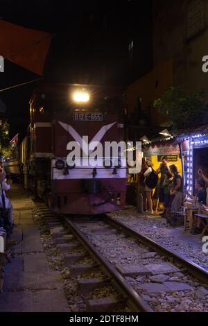 Hanoi, Vietnam; 9 AUG, 2019: Blick auf die Bahnstraße in der Altstadt von Hanoi. Vietnam Hanoi Train Street ist eine beliebte Attraktion. Stockfoto