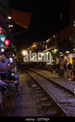 Hanoi, Vietnam; 9 AUG, 2019: Blick auf die Bahnstraße in der Altstadt von Hanoi. Vietnam Hanoi Train Street ist eine beliebte Attraktion. Stockfoto