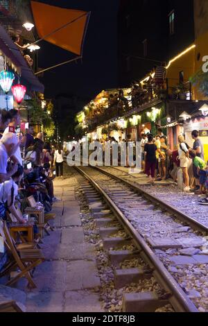 Hanoi, Vietnam; 9 AUG, 2019: Blick auf die Bahnstraße in der Altstadt von Hanoi. Vietnam Hanoi Train Street ist eine beliebte Attraktion. Stockfoto