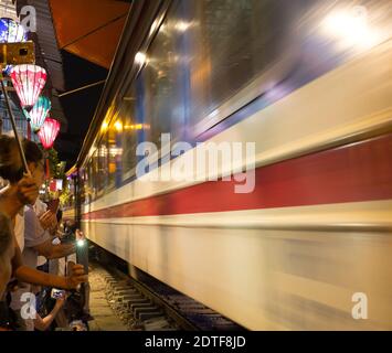 Hanoi, Vietnam; 9 AUG, 2019: Blick auf die Bahnstraße in der Altstadt von Hanoi. Vietnam Hanoi Train Street ist eine beliebte Attraktion. Stockfoto