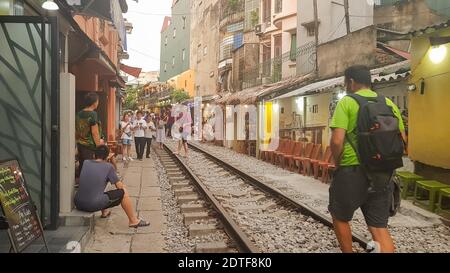 Hanoi, Vietnam; 9 AUG, 2019: Blick auf die Bahnstraße in der Altstadt von Hanoi. Vietnam Hanoi Train Street ist eine beliebte Attraktion. Stockfoto