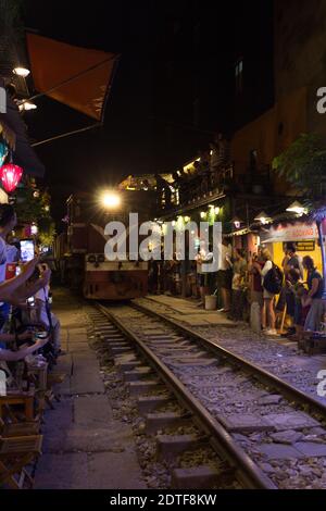 Hanoi, Vietnam; 9 AUG, 2019: Blick auf die Bahnstraße in der Altstadt von Hanoi. Vietnam Hanoi Train Street ist eine beliebte Attraktion. Stockfoto